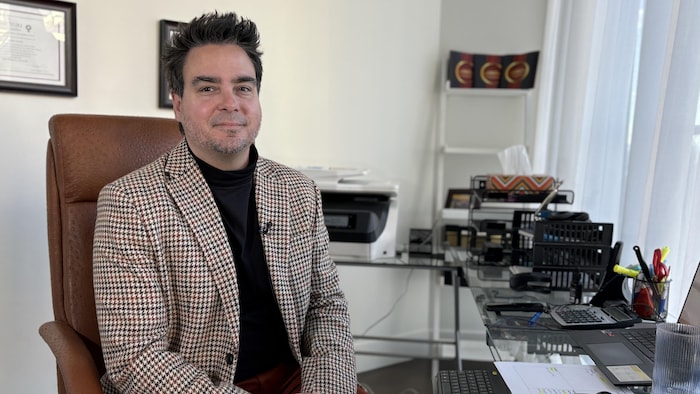 Maxime Lapointe dans son bureau.
