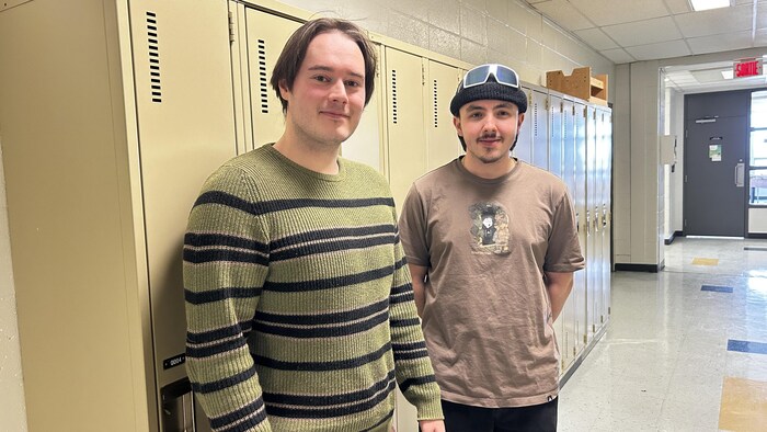 Portrait de deux étudiants au DEP en charpenterie-menuiserie, Maxime Morneau et Cédric Chalifoux. 
