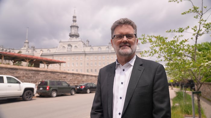 Portrait de Maxime Pedneaud-Jobin devant le futur Musée nationalist d'histoire du Québec