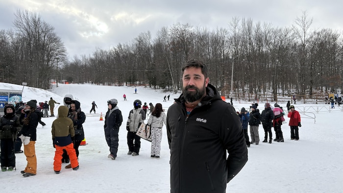 Maxime Tardif-Rancourt avec des skieurs à l'arrière 