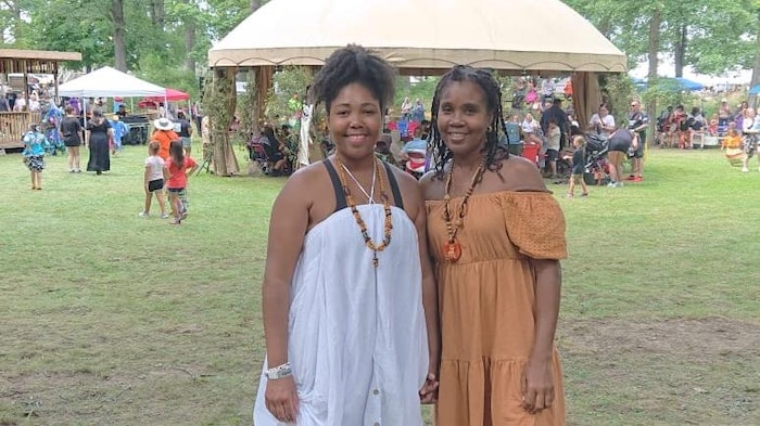 Maylin Ortega Zueleta et Yoselin dehors, habillées en robe d'été, à Toronto.