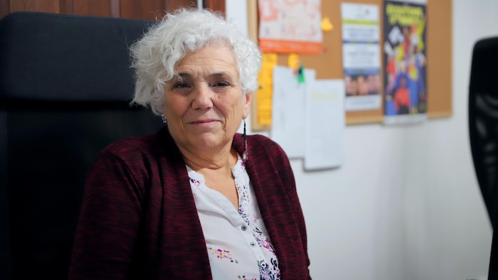Mayté Martinez assise à son bureau
