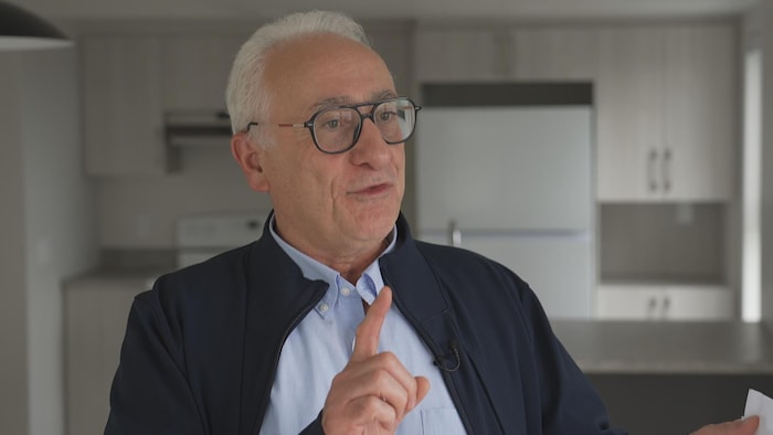 Mazen Houdeib en entrevue dans la cuisine d'un logement.