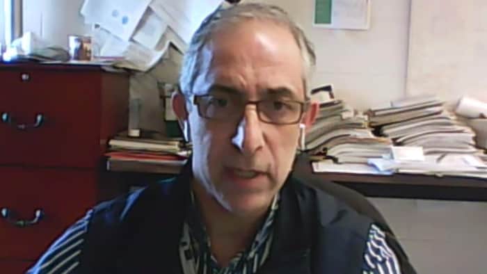 Mazen Saleh assis dans un buerau.