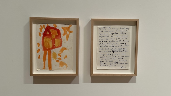 le premier (à gauche) est le dessin d'une maison, réalisé par un enfant, et le 2nd (à droite) est une lettre rédigée à la main par le père de l'artiste.
