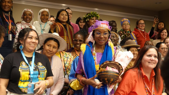 Hindou Ouhmarou Ibrahim entourée de femmes autochtones. 