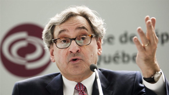 Michael Sabia en conférence de presse.