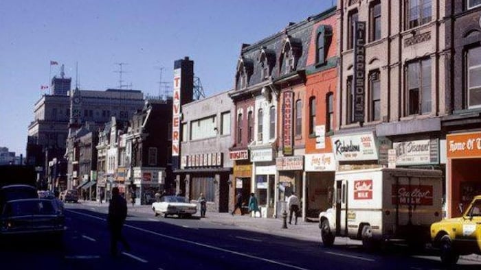 Photo de la rue Yonge dans les années 1970 avec de vieilles voitures garées le long de la rue.