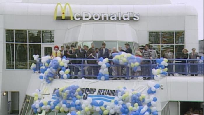 La McBarge entourée par des ballounes bleues et blanches