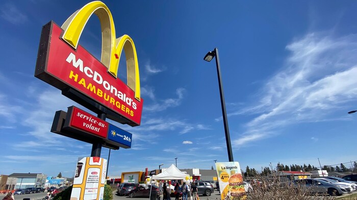 L'affiche en forme de M du restaurant McDonald's d'Amos.