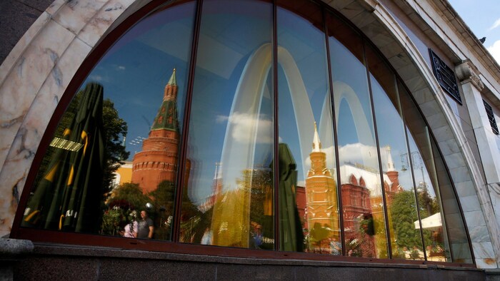 Les murs et les tours du Kremlin se reflètent dans la fenêtre d'un restaurant McDonald's de Moscou. 