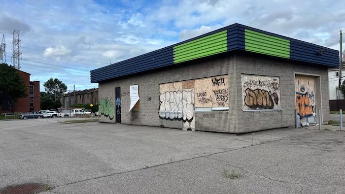 Un immeuble abandonné.