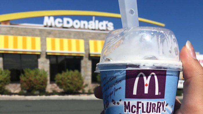 Un McFlurry devant un restaurant McDonald's