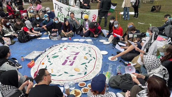 People at the encampment on McGill's campus, including Jewish students, held Passover celebrations on Sunday. (Rania Massoud/Radio-Canada)