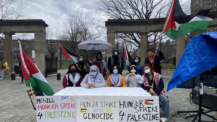 طلاب من جامعة ماكغيل مضربون عن الطعام دعماً للفلسطينيين نددوا، في مؤتمر صحفي في 19 نيسان (أبريل) الجاري، بما اعتبروه تقاعساً من قبل جامعتهم.