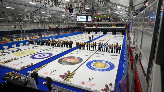 Une aréna de curling.
