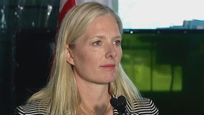 La ministre de l'Environnement et du Changement climatique, Catherine McKenna en conférence de presse à Calgary