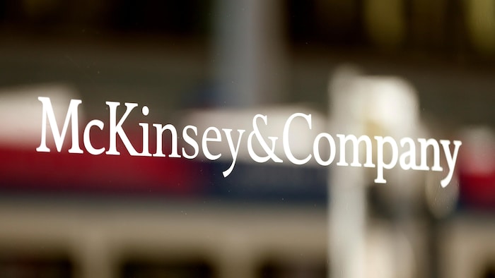 Le logo de McKinsey à l'entrée d'un bureau à Zurich, en Suisse.
