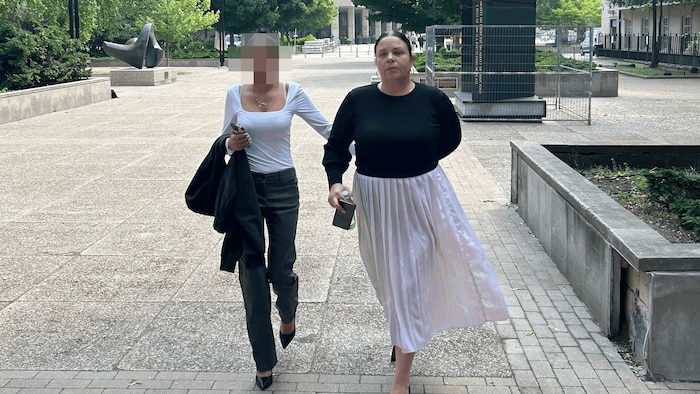 Tara McMunn et une amie à l'extérieur du tribunal.