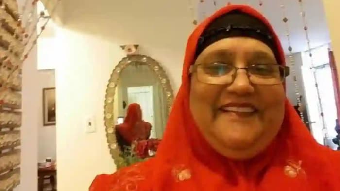 Une photo de Hazela Baksh, vêtue d'un hidjab orange.