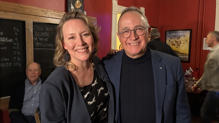 Deux personnes souriantes.