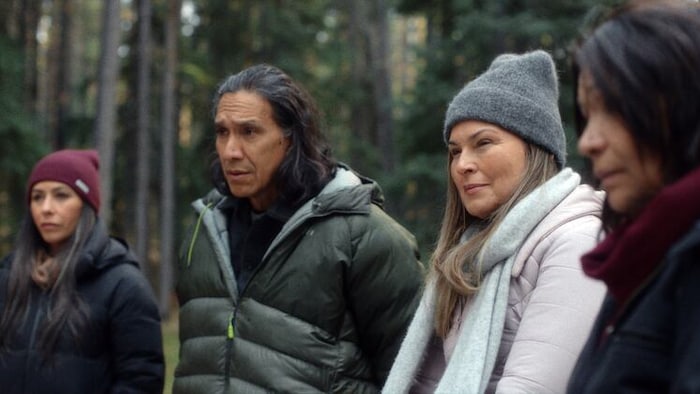 Carmen Moore, Michael Greyeyes, Alex Rice et Michelle Thrush sont à l'extérieur.