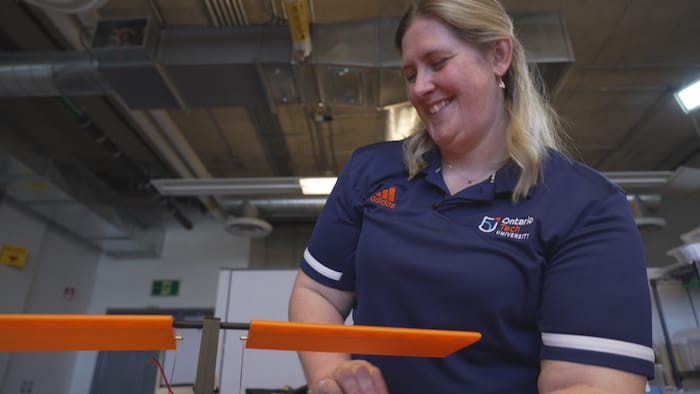Meaghan Charest-Finn manipule un drone.