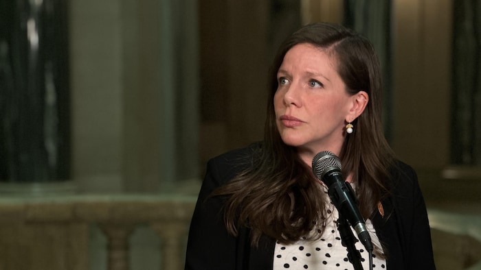 Meara Conway qui écoute un journaliste lui poser une question.