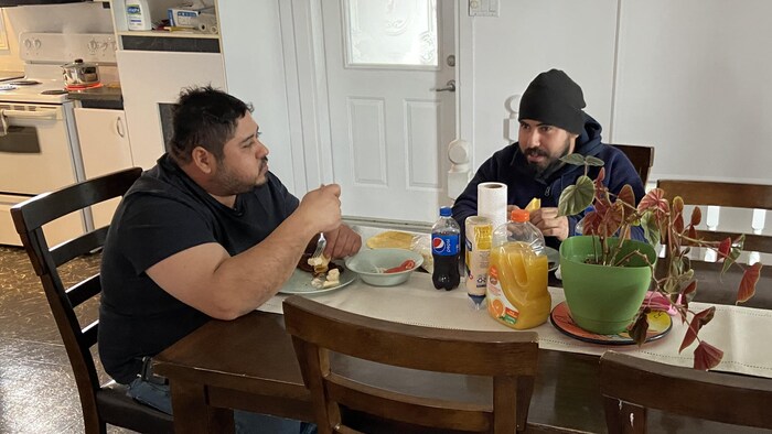 Les deux frères originaires du Guatemala mangent ensemble dans leur maison de Saint-Gédéon.