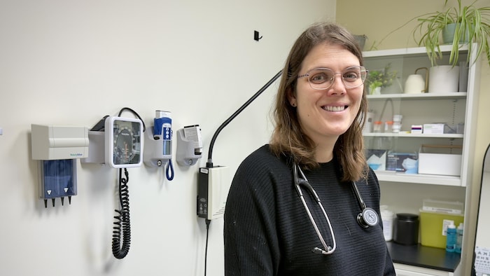 Véronique Clapperton a un stéthoscope au cou dans un bureau de médecin.