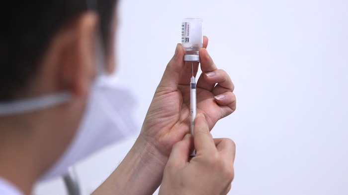 Un médecin prépare une dose du vaccin d'AstraZeneca.