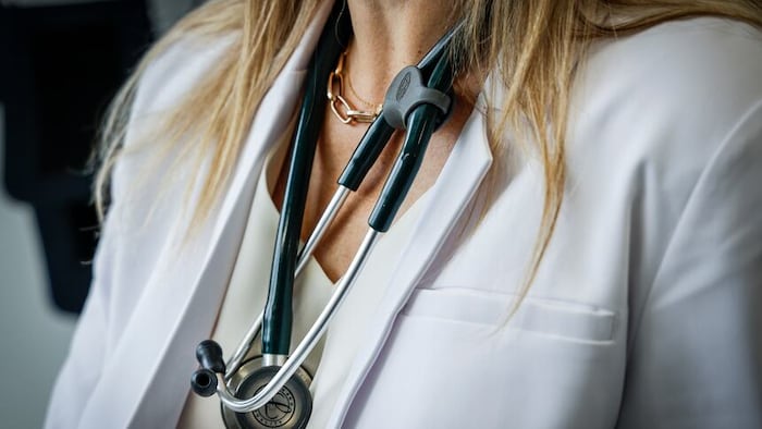 Une médecin avec un stéthoscope.