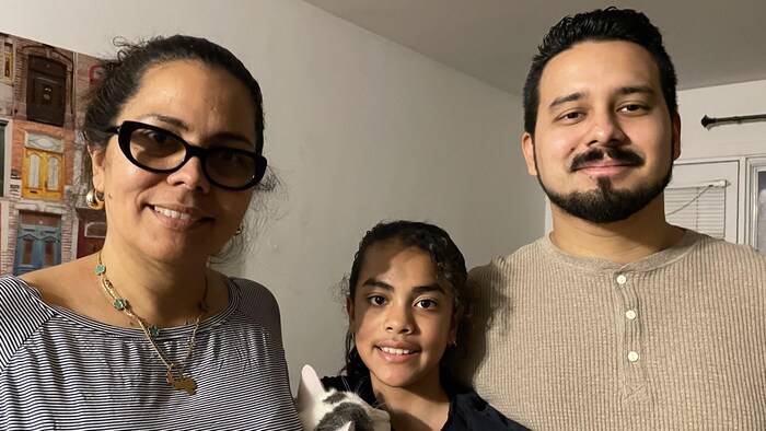 Le médecin vénézuélien Cesar Cuarez Noriega (à droite) a été accepté comme réfugié au Canada. Il attend sa résidence permanente pour commencer les démarches afin de pratiquer la médecine au Québec. Les délais sont de quatre dans cette province. Il est accompagné de sa mère et sa sœur.