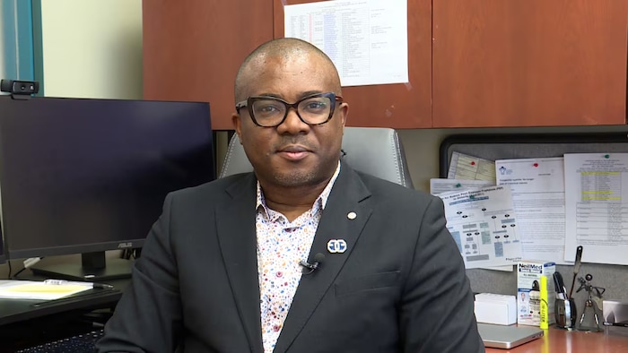 Nmamdi Ndubuka assis dans son bureau.