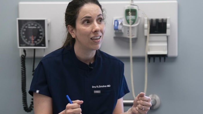 Une médecin dans son bureau.