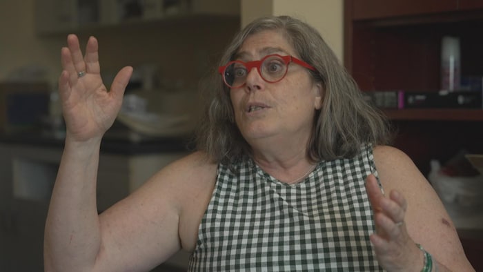 Une médecin dans son bureau.