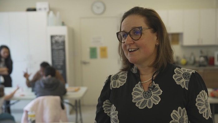 Une gestionnaire dans un local.