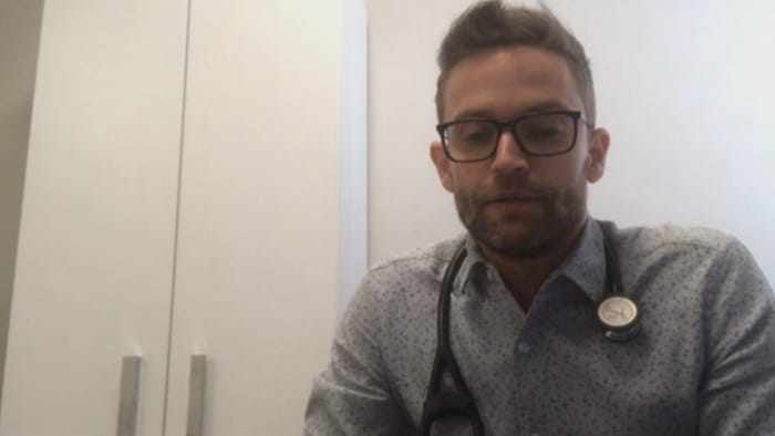 Un médecin devant un placard