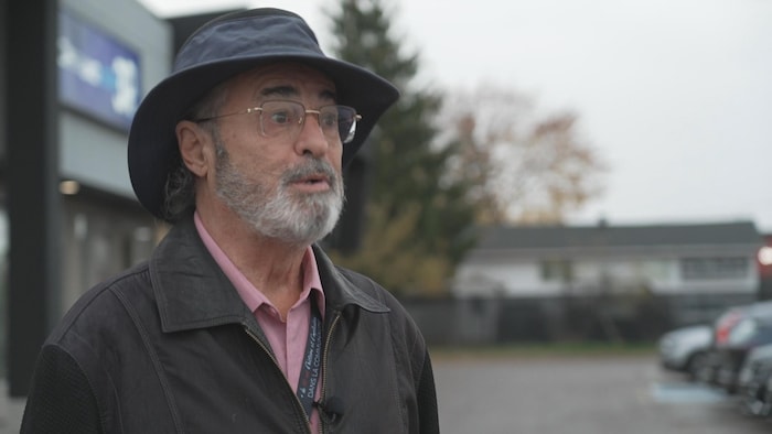 Un homme dans un stationnement.