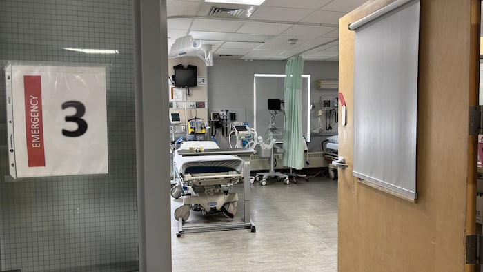 Une salle d’urgence vide vue depuis l’entrée à la porte.