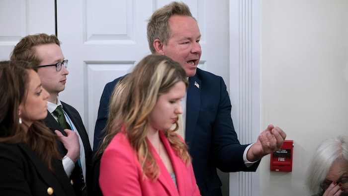 Brian Glenn, de Real America's Voice News, pose une question à Karoline Leavitt, secrétaire de presse de la Maison Blanche, depuis l'un des deux sièges réservés aux nouveaux médias. 