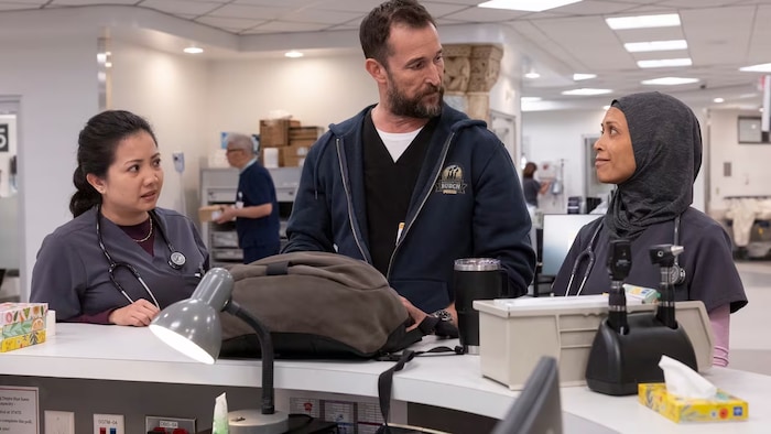 Des membres du unit   médical discutent dans un hôpital. 