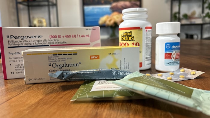 Des médicaments et des suppléments sur une table.