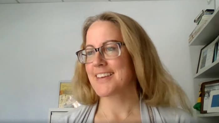 Meg Holden pose devant une étagère.