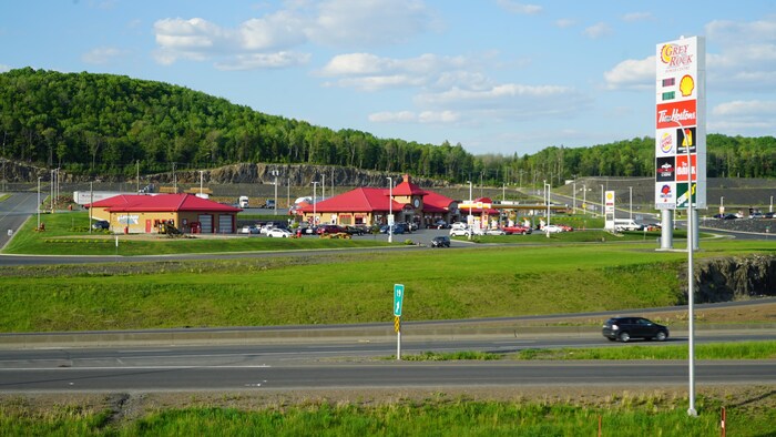 La zone commerciale de la première nation malécite du Madawaska en bordure de l'autoroute transcanadienne au Nouveau-Brunswick