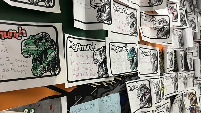 Des cartes de souhait pour le dinosaure Megamunch.
