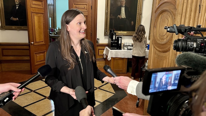 Megan Mitton parle à des journalistes.
