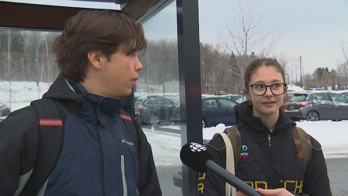 Deux jeunes adultes en entrevue.