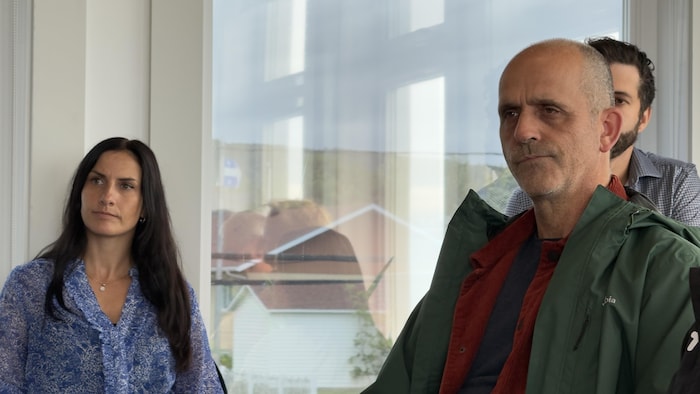 Photo de deux candidats dans une petite salle de conférence.