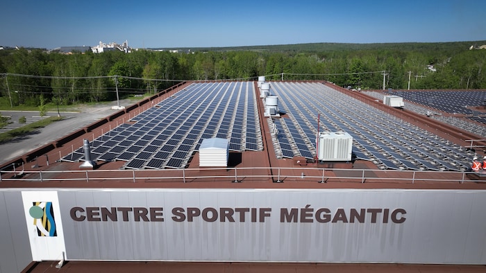 Des panneaux solaires sur le toit d'un bâtiment.